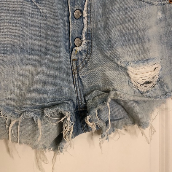 Levi’s Blue denim distressed shorts button fly Sz 28 raw hem Daisy Duke summer - Picture 4 of 9